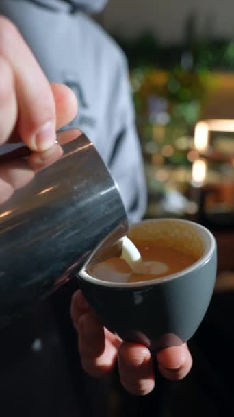 Den Vackra Processen Att Förbereda Aromatiskt Kaffe Restaurangen Högkvalitativ Film — Stockvideo