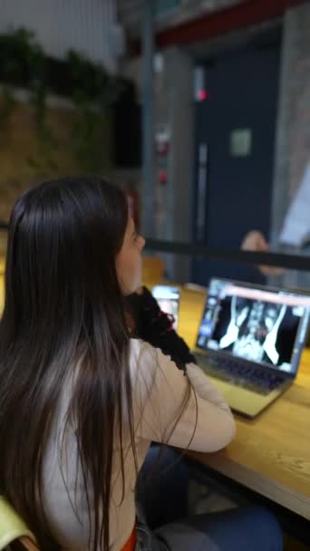在一家咖啡馆里 一位来自医科大学的有魅力的学生正在用笔记本电脑讲课 高质量的4K镜头 — 图库视频影像