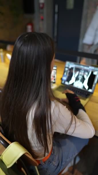 대학에서 즐거운 학생은 카페에 노트북에 강의를 듣고있다 고품질 — 비디오