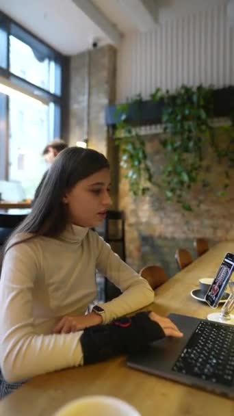 Dans Café Jeune Étudiant Médecine Étudie Ligne Aide Ordinateur Portable — Video