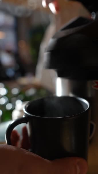 Yemek Yerindeki Termostan Sıcak Çay Dökme Eylemi Yüksek Kalite Görüntü — Stok video