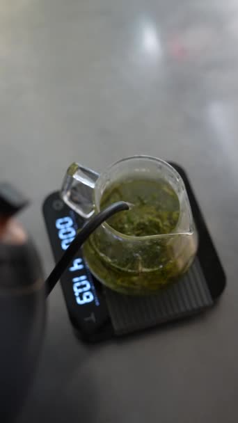 Захоплюючий Процес Приготування Зеленого Чаю Їдальні Високоякісні Кадри — стокове відео