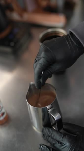 Uma Variedade Deliciosas Bebidas Café Está Sendo Preparada Pelo Barista — Vídeo de Stock