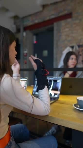 Kafeen Har Ung Attraktiv Student Med Bærbar Engasjert Samtalen Opptak – stockvideo