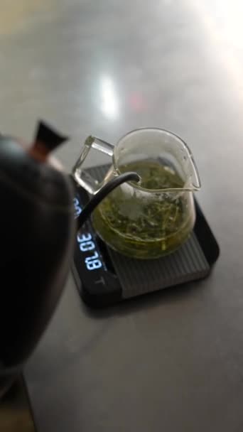 Processo Apaixonante Preparar Chá Verde Local Jantar Imagens Alta Qualidade — Vídeo de Stock