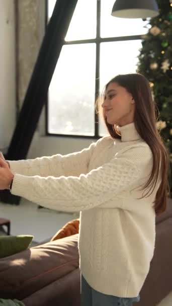 Потрясающая Молодая Женщина Разговаривает Интернете Через Планшет Время Рождественского Праздника — стоковое видео