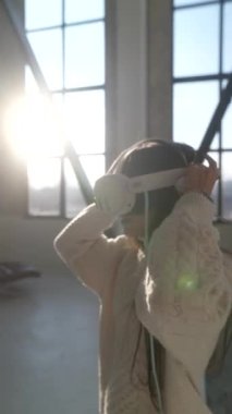Ev ortamında, çarpıcı bir genç kız 3 boyutlu VR gözlük kullanarak sanal bir oyuna girişiyor. Yüksek kalite 4k görüntü
