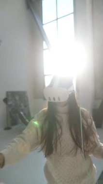 Canlı bir sahne: Sanal gerçeklik oyununa kendini kaptırmış genç bir bayan. Yüksek kalite 4k görüntü