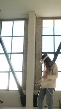 Sanal gerçeklik kulaklığı. Genç bir kadın sanal bir oyun oynuyor. Yüksek kalite 4k görüntü