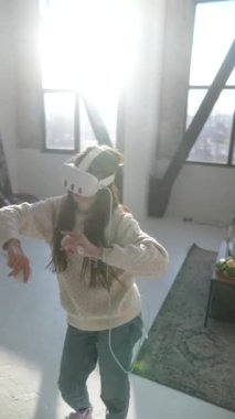 Sanal gerçeklik oyunu oynayan genç bir kızın dinamik görüntüsü. Yüksek kalite 4k görüntü
