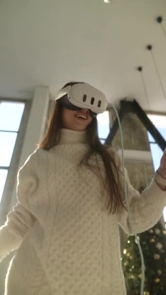 Midst Online Virtual Game Young Woman Uses Virtual Reality Headset — Stock Video