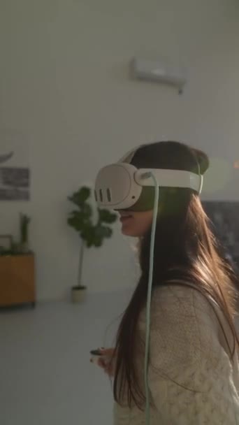 Mithilfe Einer Virtual Reality Brille Spielt Eine Schöne Junge Frau — Stockvideo