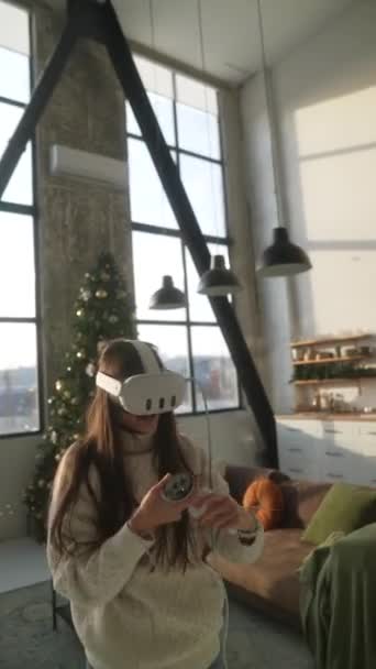 一个充满活力的年轻女人用虚拟实境耳机玩活跃的网络游戏 高质量的4K镜头 — 图库视频影像