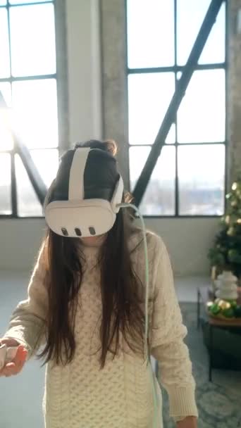 一个充满活力的年轻女人在一个虚拟现实耳机里玩一个动态的网络游戏 高质量的4K镜头 — 图库视频影像