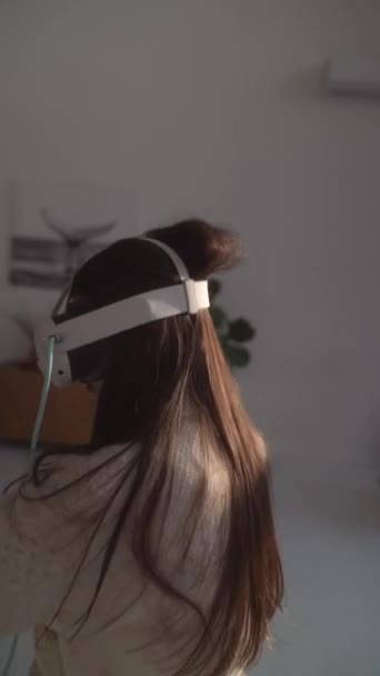 在一个虚拟现实耳机的帮助下 一个充满活力的年轻女孩在玩活跃的网络游戏 高质量的4K镜头 — 图库视频影像