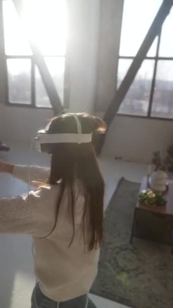 一个充满活力的镜头 一个年轻的女孩深深地陷入了一个虚拟现实的游戏 高质量的4K镜头 — 图库视频影像