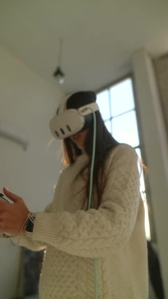 一位年轻女士用虚拟实境耳机在网上积极地玩游戏 高质量的4K镜头 — 图库视频影像