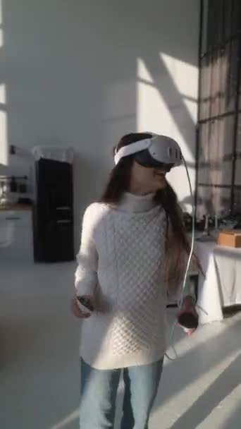 Очки Виртуальной Реальности Прекрасная Молодая Леди Балуется Виртуальной Игры Дома — стоковое видео