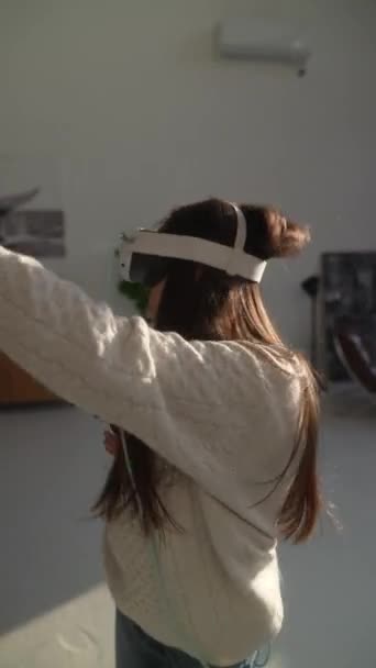 Mit Einem Virtual Reality Headset Taucht Ein Aufgewecktes Junges Mädchen — Stockvideo