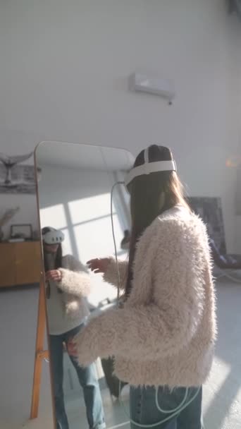 美しい若い女性が鏡の前に立って 仮想現実のヘッドセットを寄付します 高品質の4K映像 — ストック動画