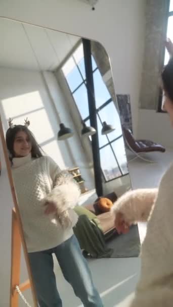 크리스마스 마스크를 빛나는 소녀는 거울에서 자신을 고품질 — 비디오