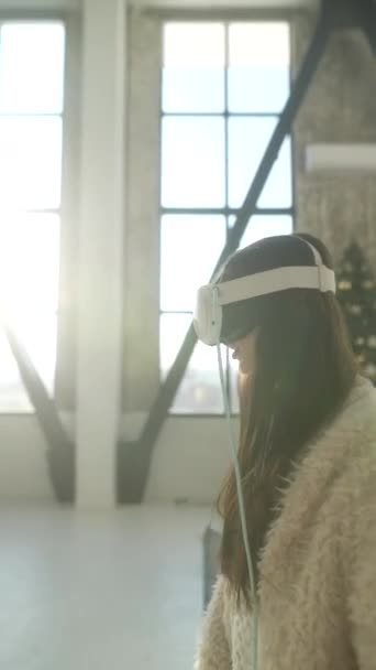 镜子前站着一个戴着虚拟现实头盔的可爱的年轻女子 高质量的4K镜头 — 图库视频影像