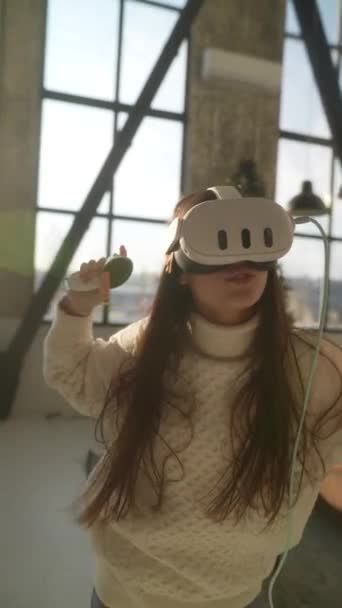 Usando Auricular Realidad Virtual Una Joven Vibrante Sumerge Juegos Línea — Vídeos de Stock