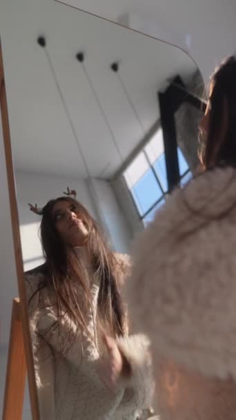 圣诞驯鹿面具装饰着一位在镜子前跳舞的甜美的年轻女子 高质量的4K镜头 — 图库视频影像