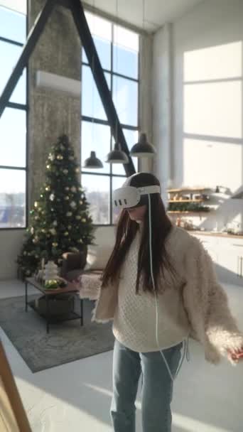 Una Joven Impresionante Vestida Con Auricular Realidad Virtual Para Frente — Vídeos de Stock