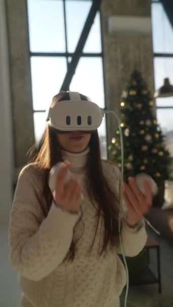 一个充满活力的年轻女人用一个虚拟现实耳机来玩活跃的网络游戏 高质量的4K镜头 — 图库视频影像