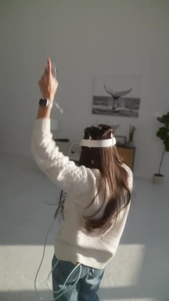 Запись Действия Молодая Девушка Играет Игру Виртуальной Реальности Высококачественные Кадры — стоковое видео