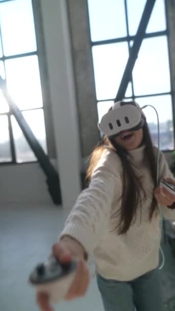 抓住动力 一个年轻的女孩沉浸在一个虚拟现实游戏中 高质量的4K镜头 — 图库视频影像