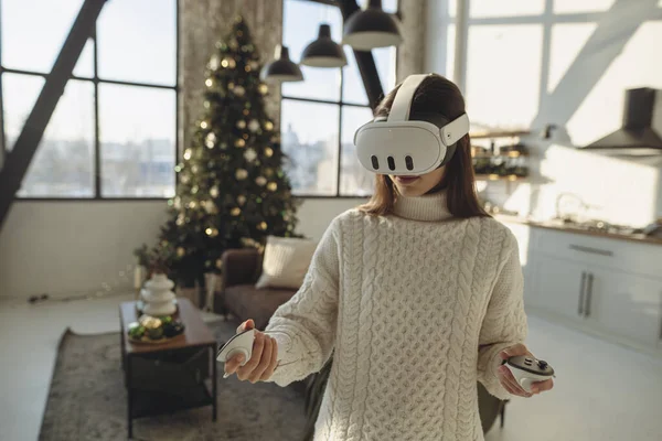 Expressing Her Thoughts Lovely Young Lady Virtual Reality Headset Speaks — Stock Photo, Image