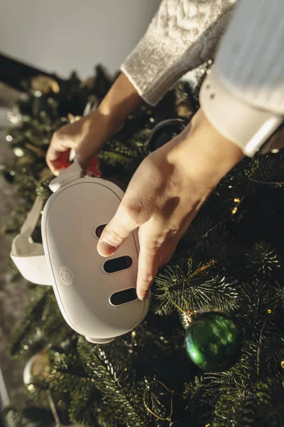 Front Christmas Tree Girl Holding Virtual Reality Headset High Quality — Stock Photo, Image