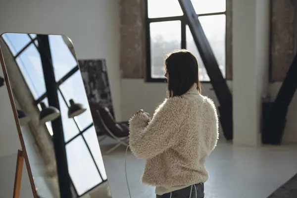 Eine Schöne Junge Frau Trägt Ein Virtual Reality Headset Hochwertiges Stockbild