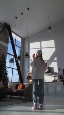 Güneşli bir Noel ortamı: canlı genç bir bayan VR deneyimine daldı. Yüksek kalite 4k görüntü