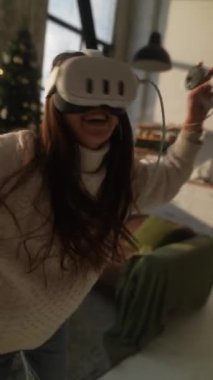 Dinamik bir genç bayan çevrimiçi oyunlar oynarken sanal gerçeklik kulaklığı kullanıyor. Yüksek kalite 4k görüntü