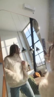 Aynanın önünde, canlı, Noel geyiği maskeli genç bir kadın görünüşünden zevk alır. Yüksek kalite 4k görüntü