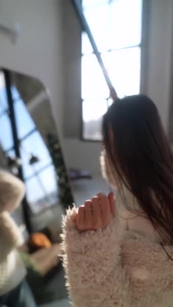 Mit Einer Weihnachtlichen Rentiermaske Erfreut Sich Eine Lebhafte Junge Frau — Stockvideo