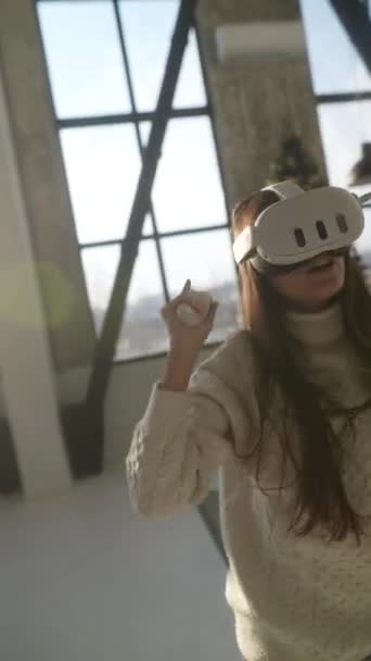 Disparo Dinámico Una Joven Jugando Juego Auricular Realidad Virtual Imágenes — Vídeos de Stock