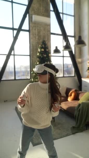 Using Virtual Reality Headset Bright Young Girl Dives Dynamic Online — Stock Video