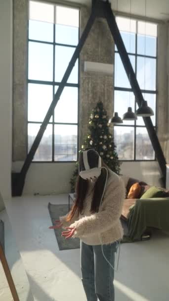 一个戴着虚拟现实耳机的漂亮年轻女子站在镜子前 高质量的4K镜头 — 图库视频影像