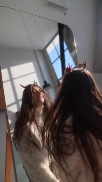 Перед Дзеркалом Солодка Молода Дівчина Танцює Різдвяній Масці Оленів Високоякісні — стокове відео