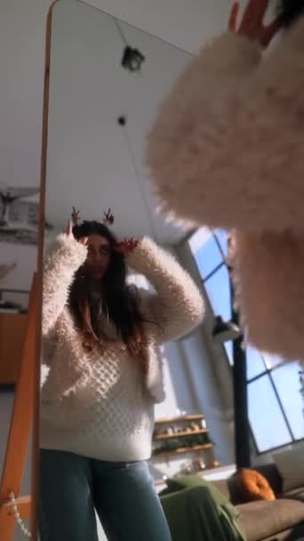 一位甜美的年轻女士戴着圣诞驯鹿面具 在镜子前跳舞 高质量的4K镜头 — 图库视频影像