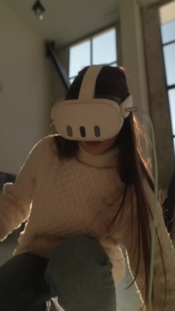 美しい若い女性は自宅で3D仮想現実メガネを使用して仮想ゲームをプレイします 高品質の4K映像 — ストック動画