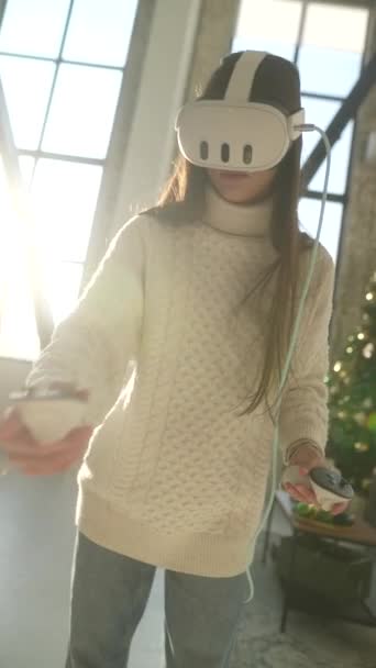 オンライン仮想ゲームをプレイすると 若い女性は仮想現実のヘッドセットを着用します 高品質の4K映像 — ストック動画