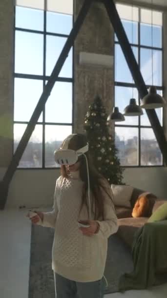 Einer Hellen Weihnachtswohnung Trägt Eine Lebhafte Junge Frau Ein Virtual — Stockvideo