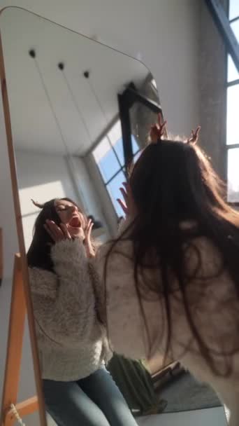 Eine Strahlende Junge Frau Geschmückt Mit Einer Weihnachtlichen Rentiermaske Bewundert — Stockvideo