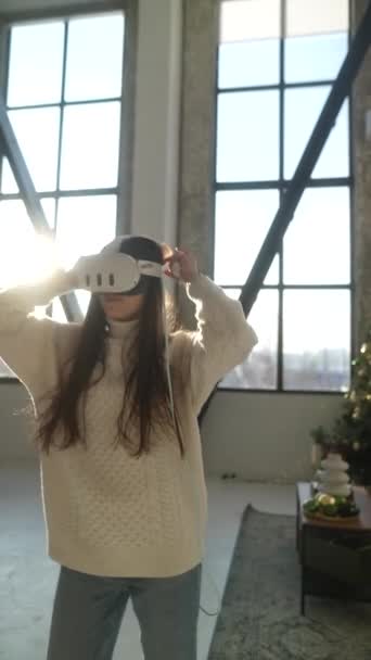 生动的视觉效果 一个年轻的女孩完全投入到一个虚拟现实游戏体验中 高质量的4K镜头 — 图库视频影像