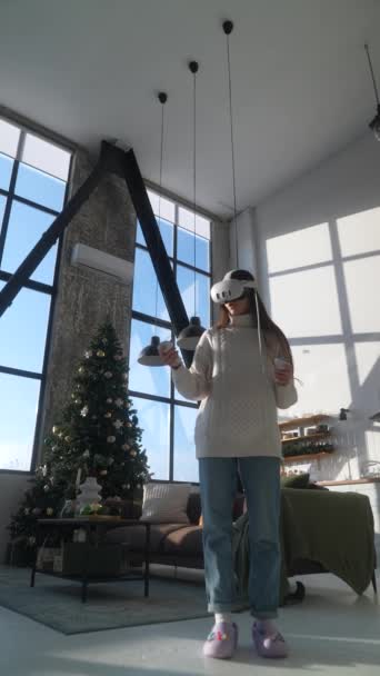 Brillo Apartamento Navidad Una Joven Dinámica Utiliza Auricular Realidad Virtual — Vídeo de stock